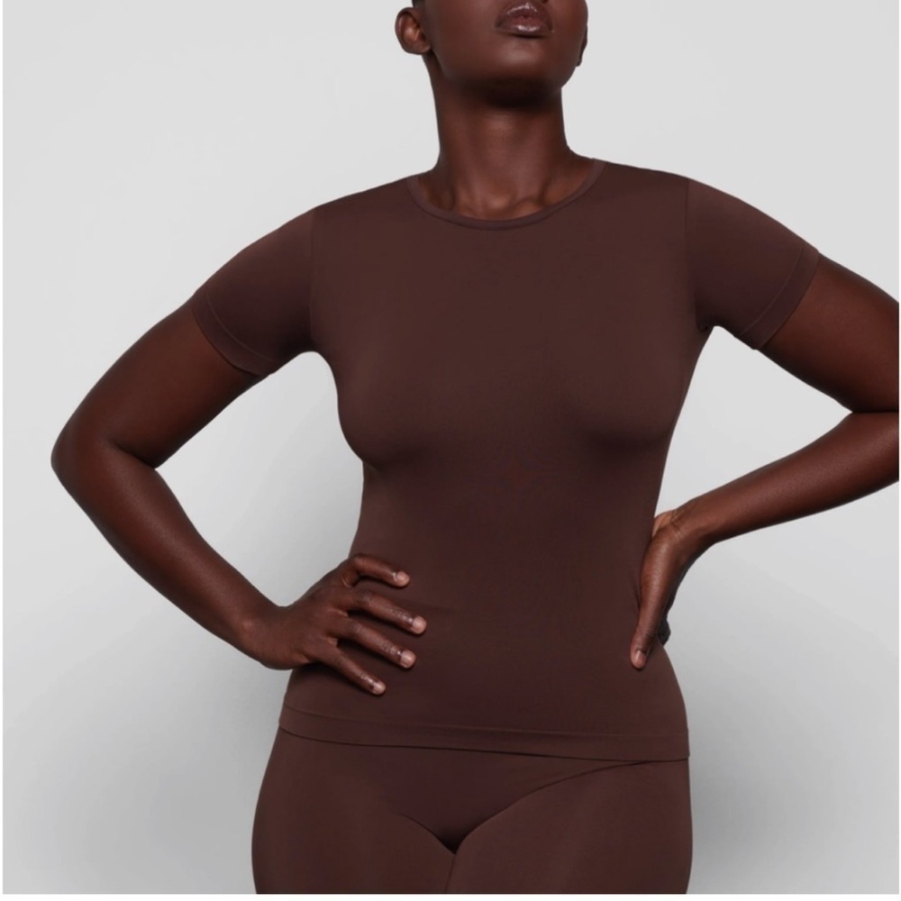 NWT SKIMS (B7) SOFT SMOOTHING T-SHIRT IN COCOA S